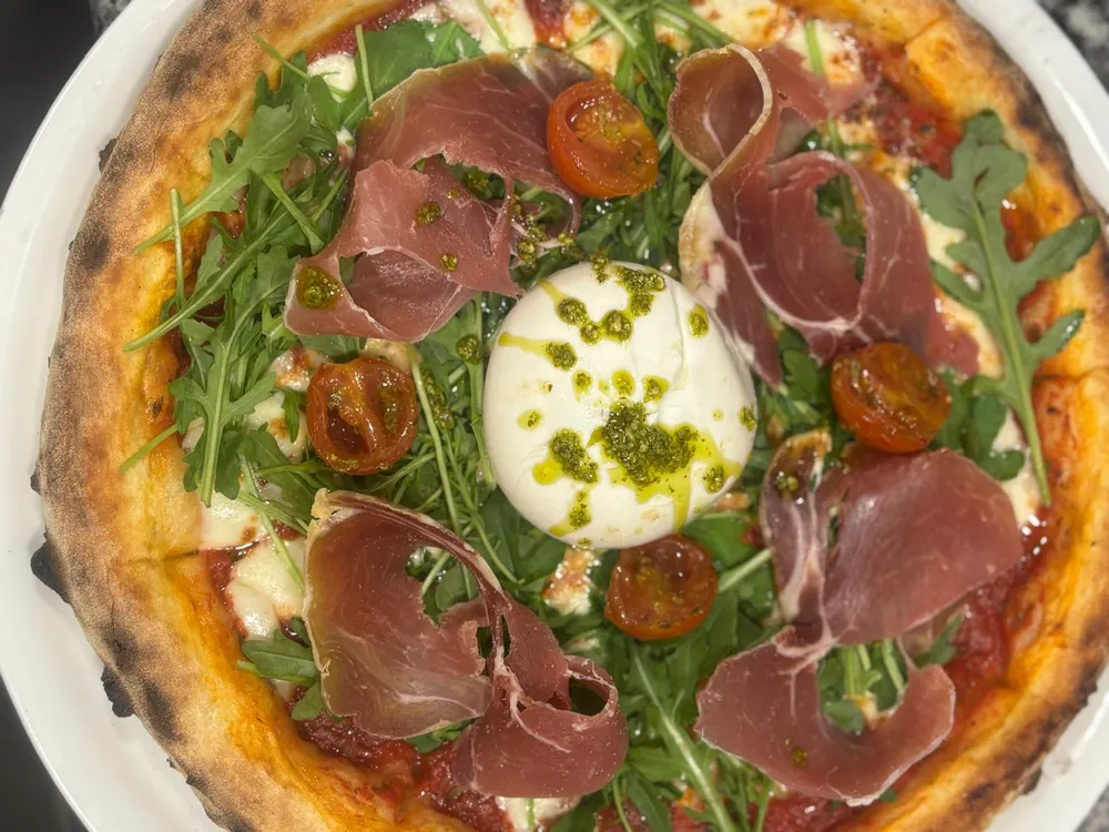 Pizza Buffala de L'impondérable : burrata au pesto, jambon cru, roquette et tomates cerises