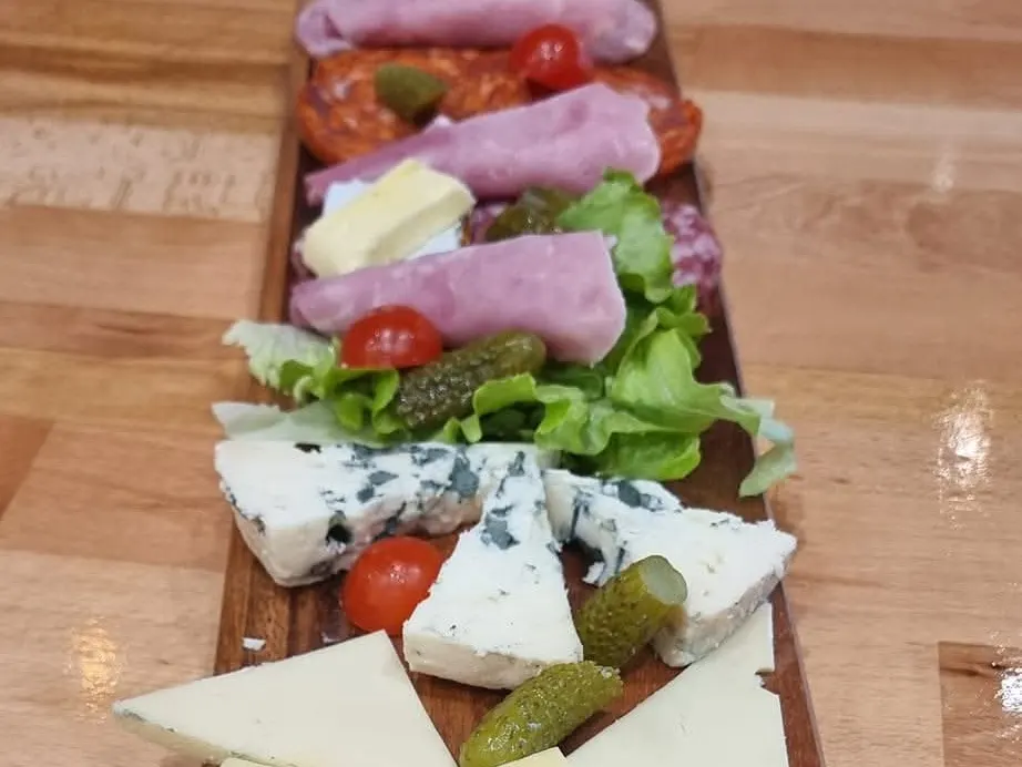 Planche mixte de L'impondérable : jambon, chorizo, fromages, salade, tomates cerises et cornichons