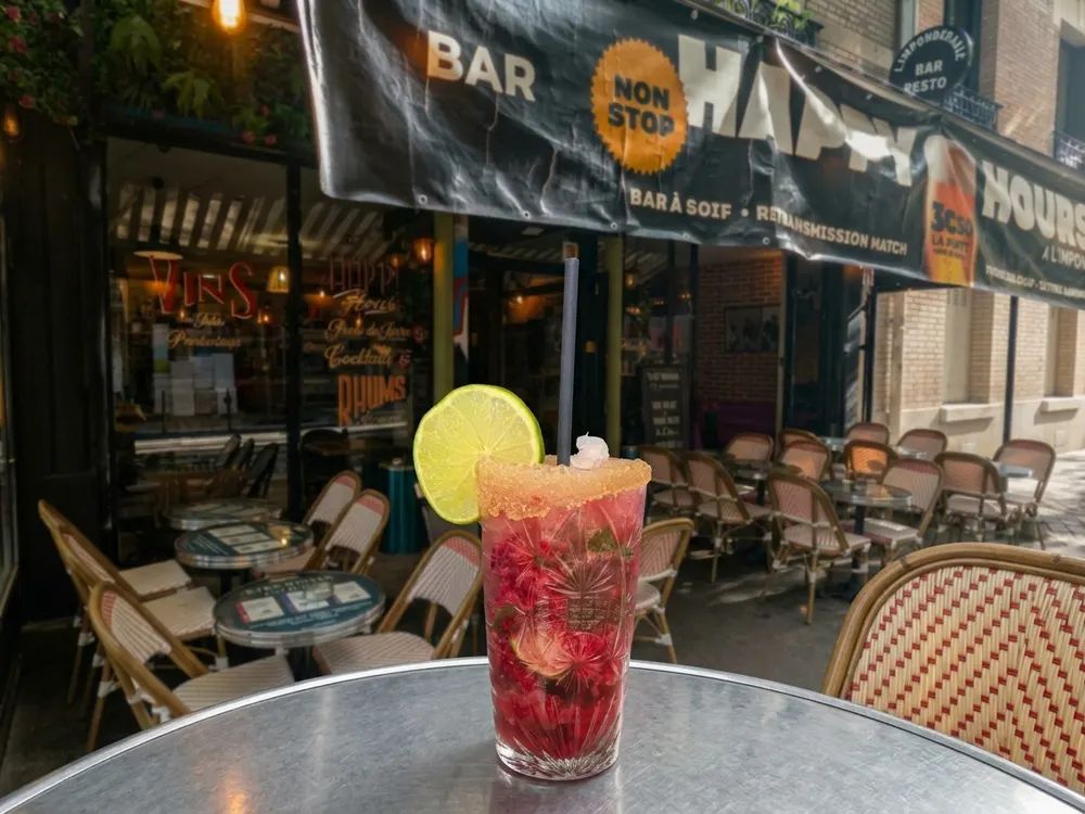 Cocktail aux fruits rouges et citron vert sur la terrasse de L'impondérable, rue des Pyrénées à Paris 20e